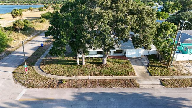 948 Canal Cir, House other with 3 bedrooms, 2 bathrooms and null parking in Sebastian FL | Image 23