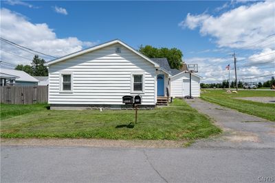 Cute & cozy ranch located in the Village of Clayton | Image 1