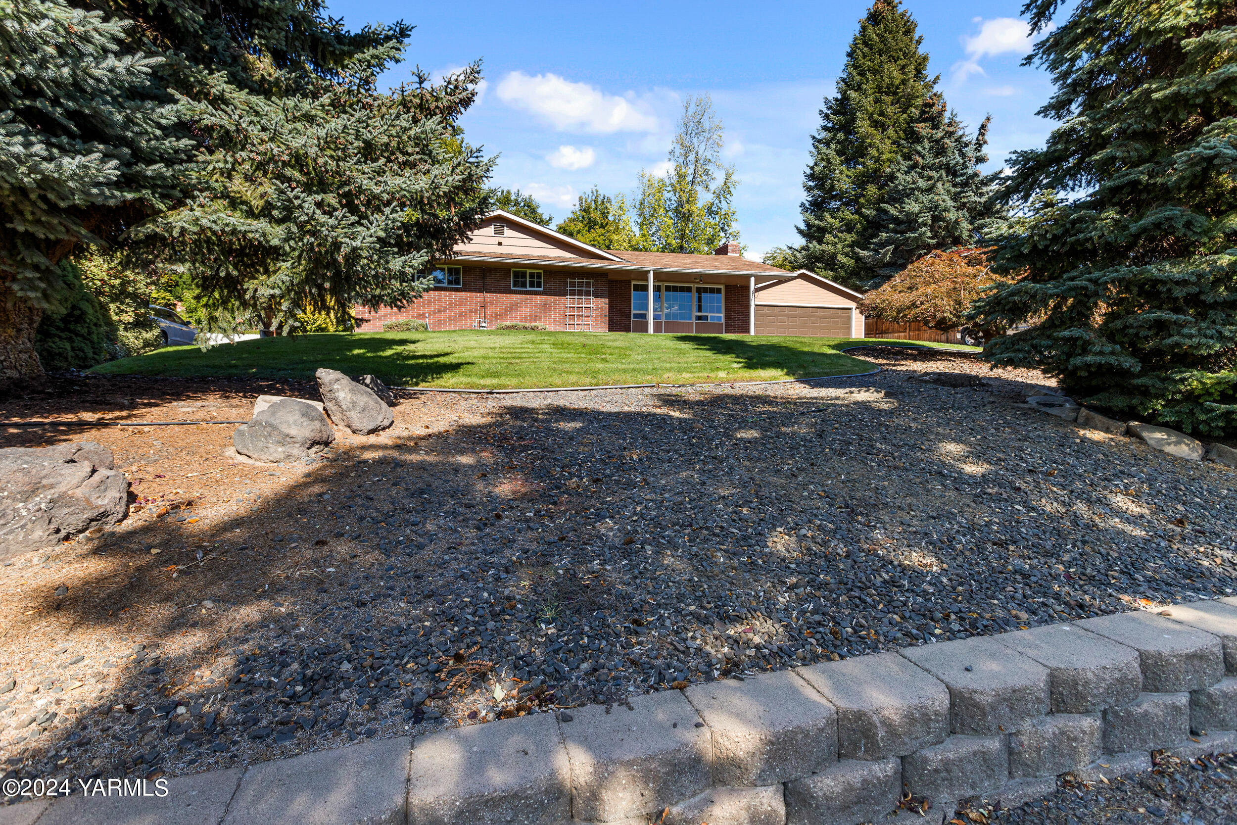 Douglas Dr, Yakima, WA 98908