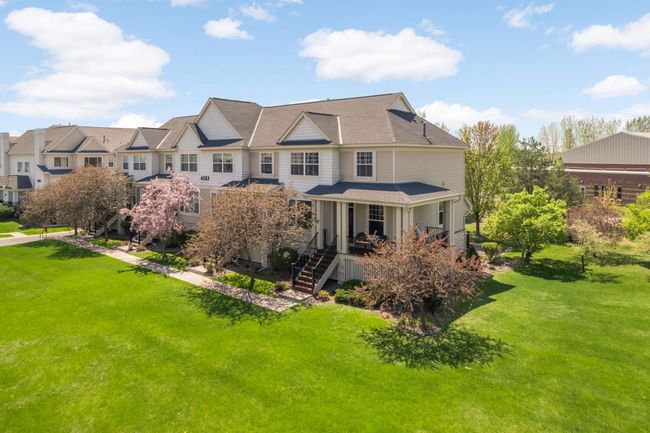 Front yard/green space | Image 31