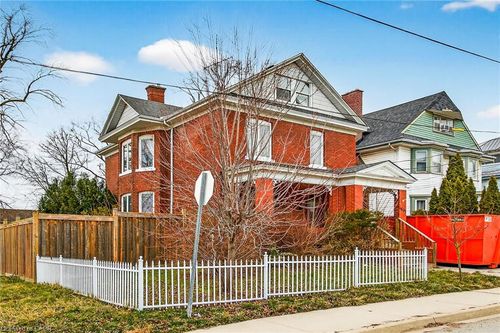 4637 Ellis St, Niagara Falls, ON, L2E1H8 | Card Image