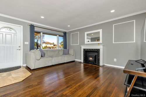 16 Hill Dr, Smithtown, NY, 11787-2064 | Card Image