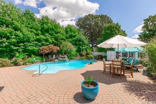 1 Laurel Ln, Holtsville, NY, 11742-2562 | Card Image