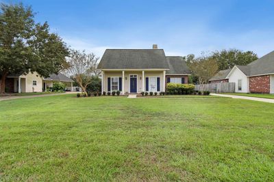 25889 Regency Ave, House other with 3 bedrooms, 2 bathrooms and null parking in Denham Springs LA | Image 2