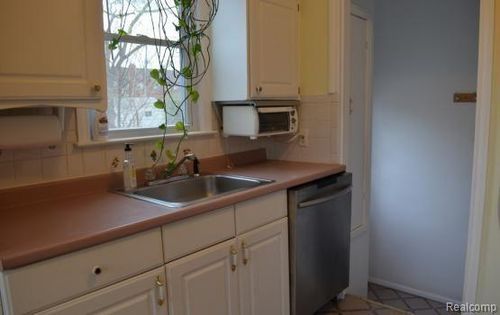11532 Cardwell St, Livonia, MI, 48150-3294 | Card Image