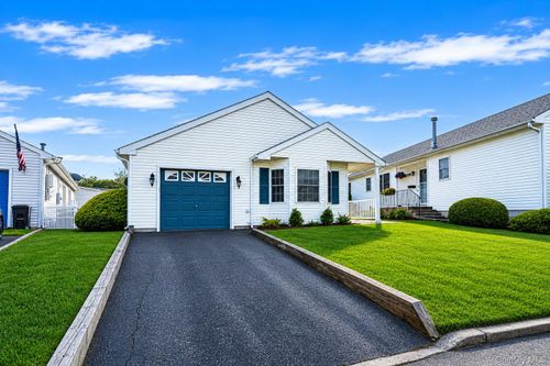 40 Willow Ct, Manorville, NY, 11949-3106 | Card Image