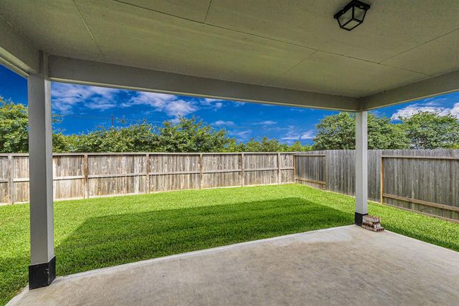 Large covered patio for entertaining. | Image 28