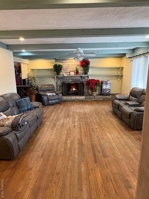 18 Tyte Dr, Riverhead, NY, 11901-2332 | Card Image