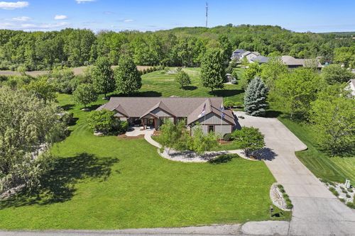 6724 Horseshoe Trl, Burlington, WI, 53105-9378 | Card Image