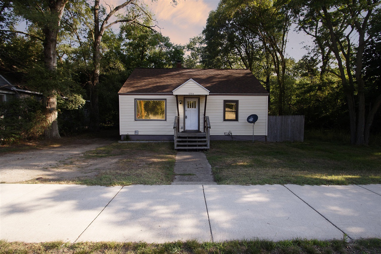 Broadway Ave, Norton Shores, MI 49444