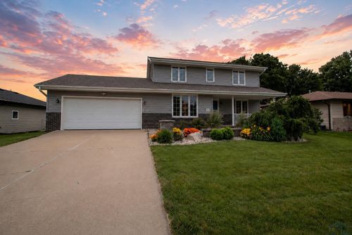 111 Golden Dr, Sergeant Bluff, IA, 51054-8918 | Card Image