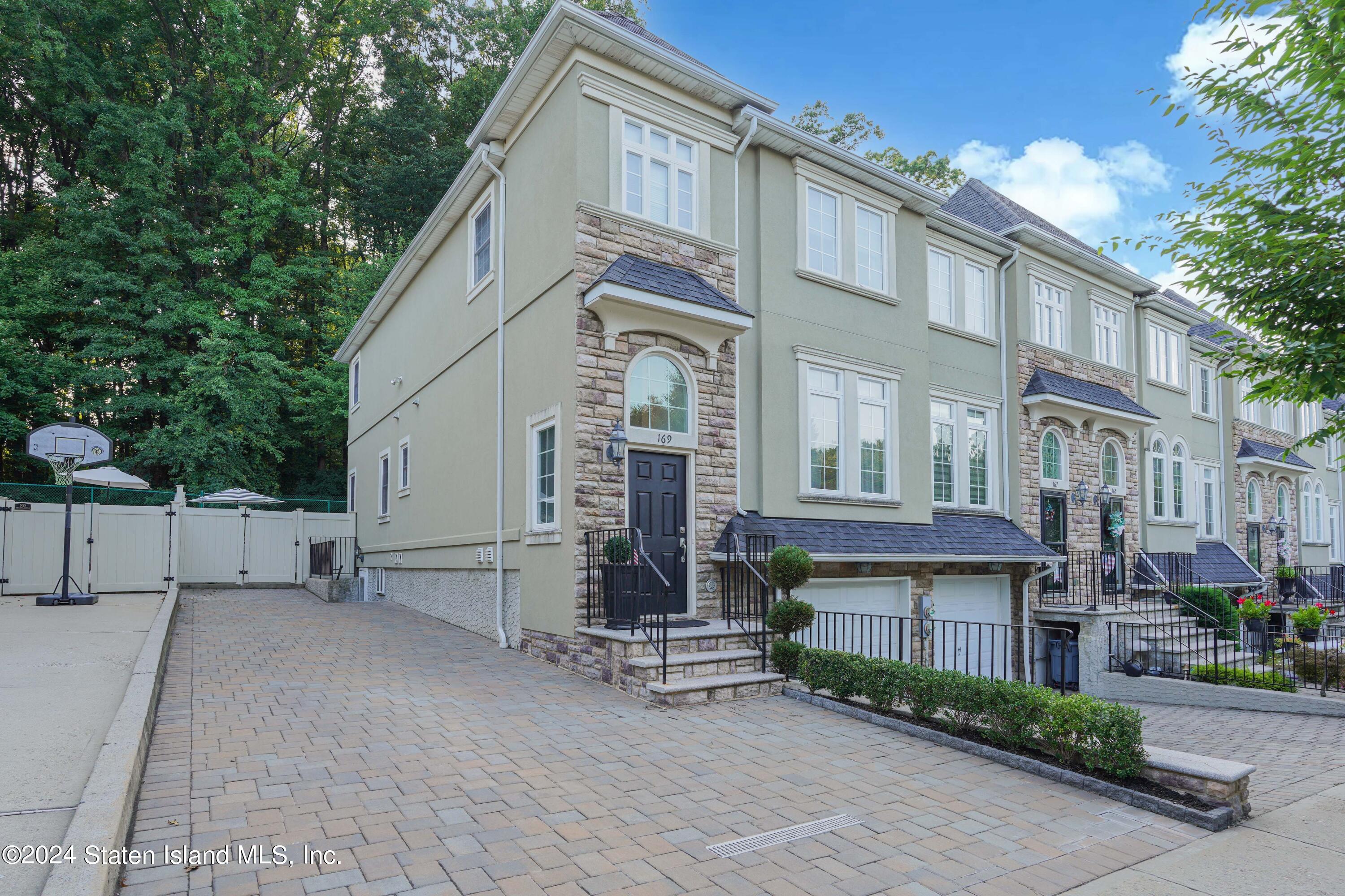 Presentation Cir, Staten Island, NY 10312