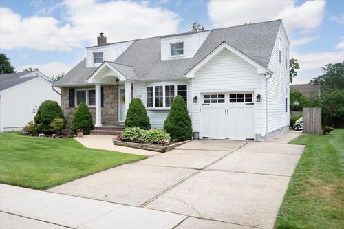 2288 Locust St, Merrick, NY, 11566-2810 | Card Image