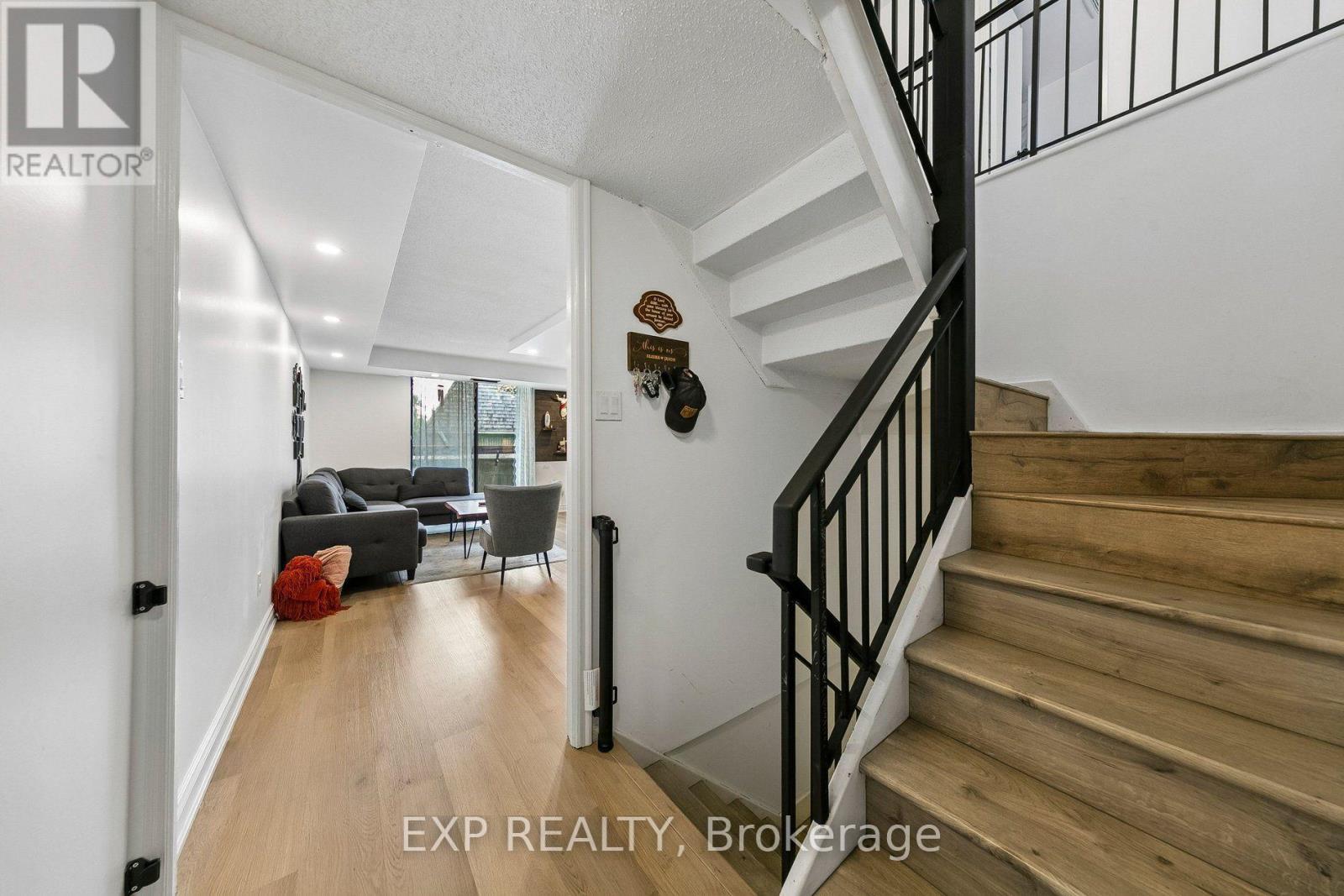 Residential in Mississauga (Mississauga Valleys) 3