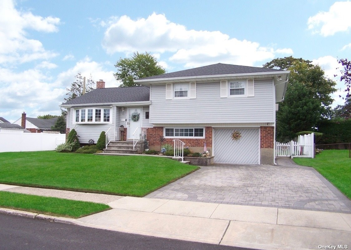 Alma Ln, Plainview, NY 11803