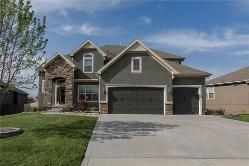 1521 Sw Crosscreek Dr, Lee's Summit, MO, 64082-4819 | Card Image