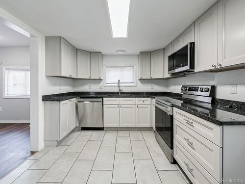 9526 Cedar Island Rd, White Lake, MI, 48386-3214 | Card Image