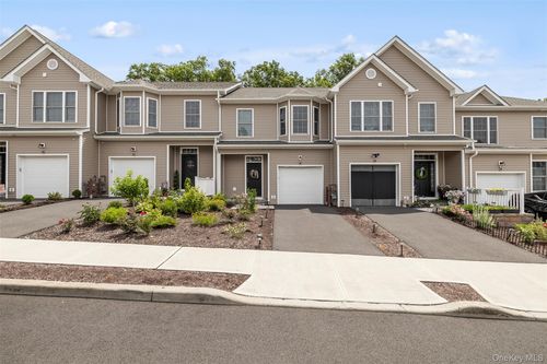 28 Pinto Rd W, Middletown, NY, 10941-1320 | Card Image