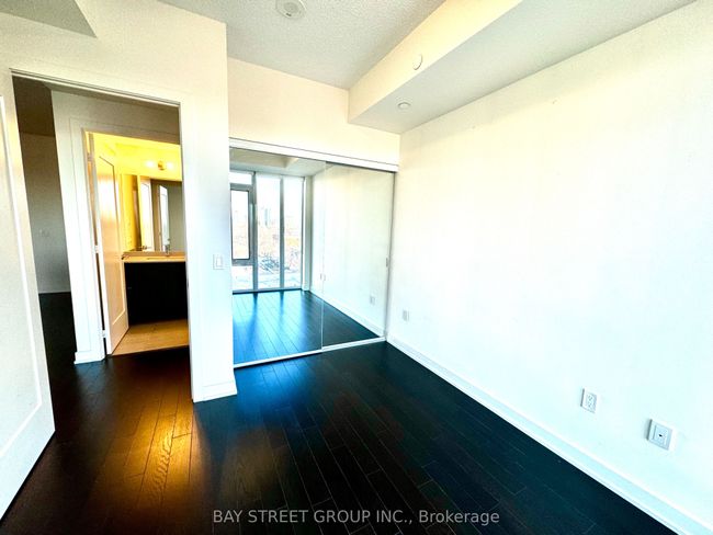 906 - 330 Richmond St W, Condo with 2 bedrooms, 1 bathrooms and null parking in Toronto ON | Image 5