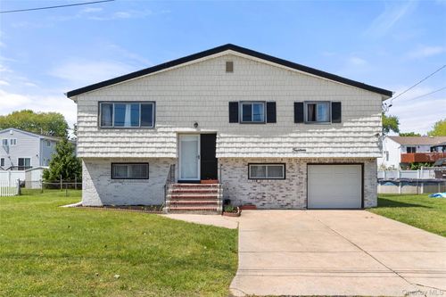 14 Plain St, Lindenhurst, NY, 11757-6911 | Card Image