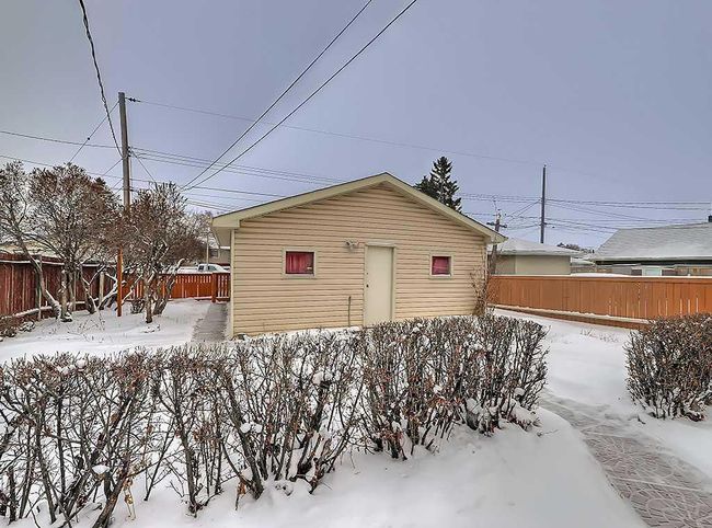 1306 40 Street Se, Home with 3 bedrooms, 1 bathrooms and 2 parking in Calgary AB | Image 4