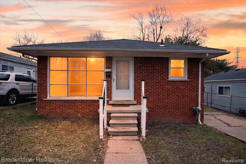 506 Emerson Ave, Pontiac, MI, 48342-1824 | Card Image