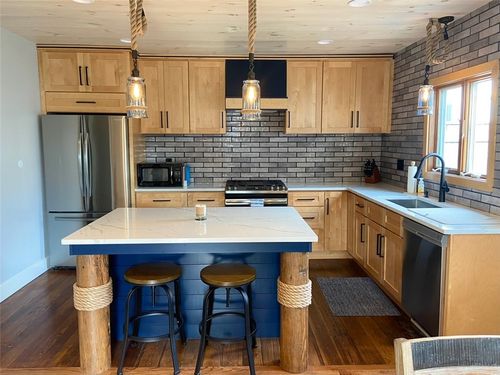 11 S Baptist St, Newport, RI, 02840-3427 | Card Image