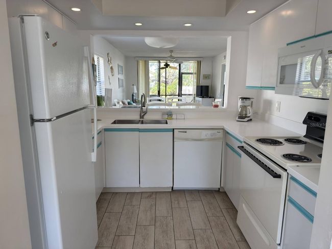 101B - 4505 45 Th Ave W, Condo with 2 bedrooms, 2 bathrooms and null parking in Bradenton FL | Image 8