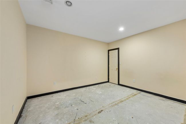 View of unfurnished room | Image 28