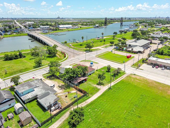 1107 W 2 Nd St, House other with 3 bedrooms, 2 bathrooms and 2 parking in Freeport TX | Image 14