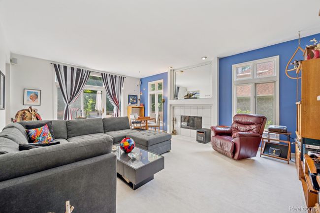 07_38049_Lantern_Hill_Ct_Farmington_Hills_MI_48331_USA-Living_room-194376_HDR-16.jpg | Image 6