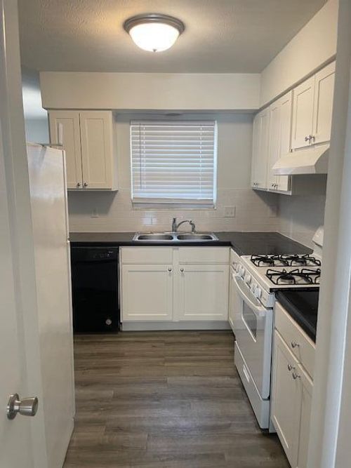 1532 Longeaton Dr, Columbus, OH, 43220-3821 | Card Image