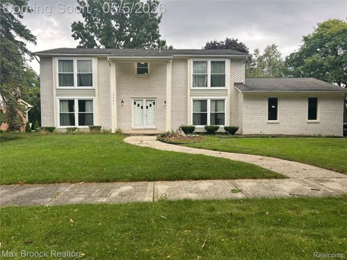 2081 Babcock Dr, Troy, MI, 48084-1303 | Card Image