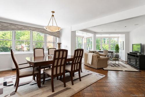 1n-180 S Middle Neck Rd, Great Neck, NY, 11021-4608 | Card Image