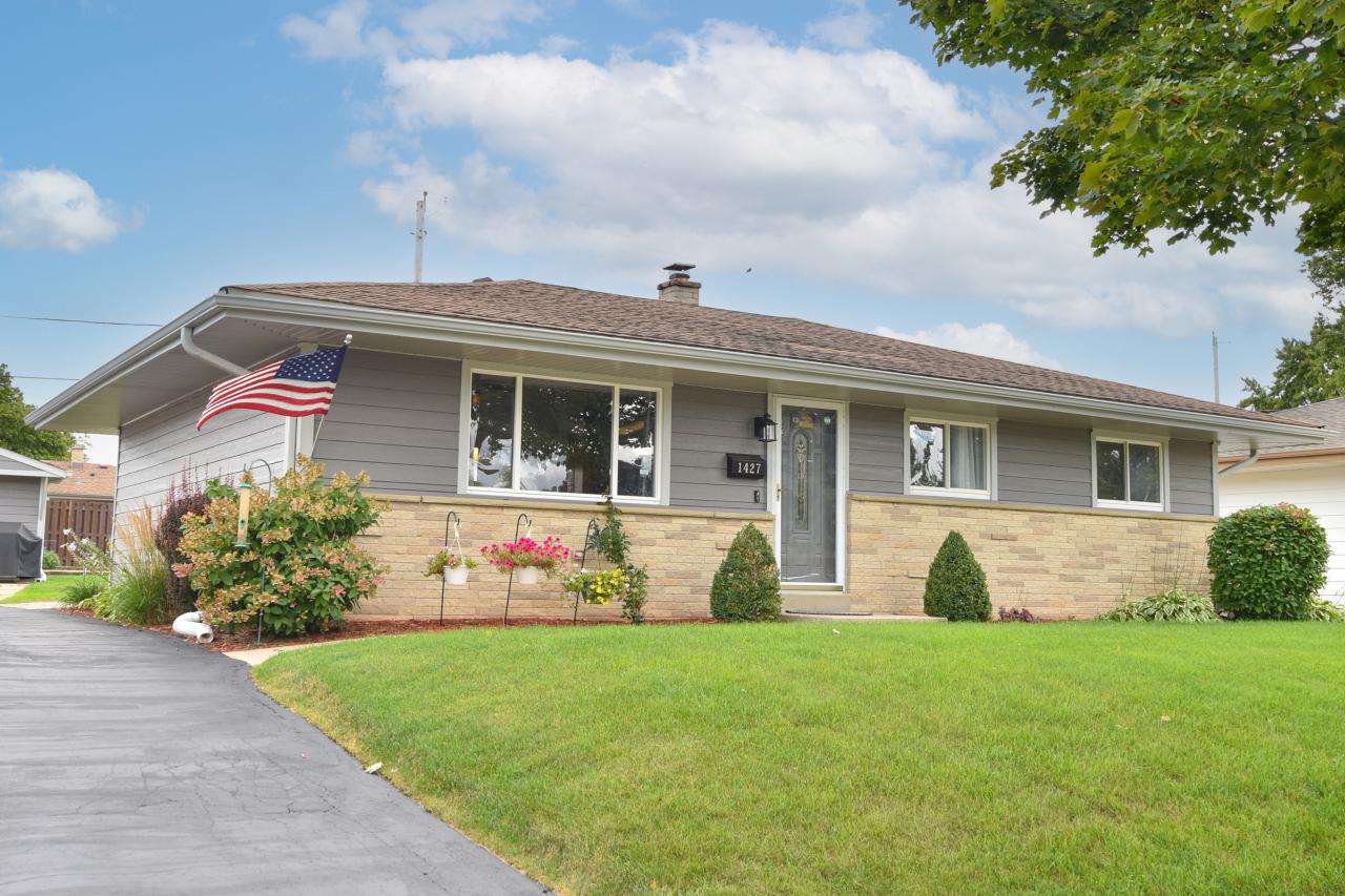 Denis Ave, Milwaukee, WI 53221