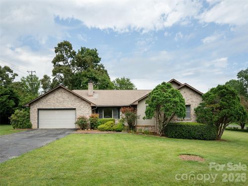 2 Bannerwood Dr, Horse Shoe, NC, 28742-9709 | Card Image