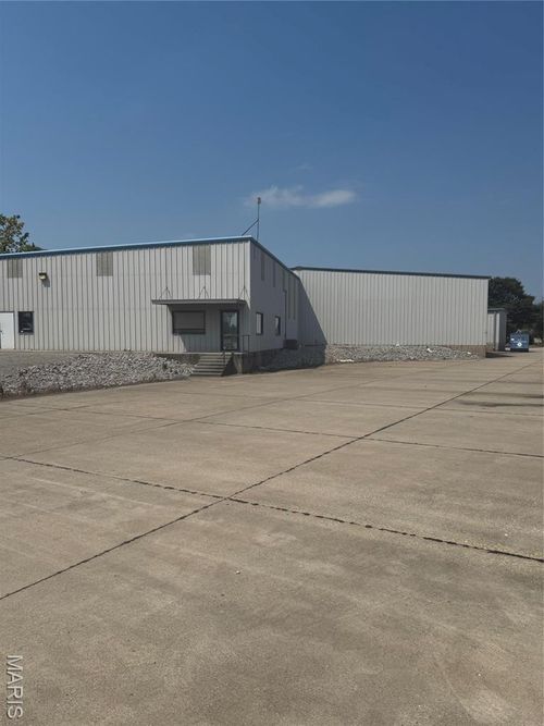 back-300 Matthews Ln, Sikeston, MO, 63801-5324 | Card Image