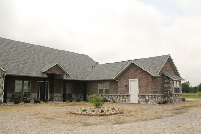 Front of house facing west with circle drive. | Image 36