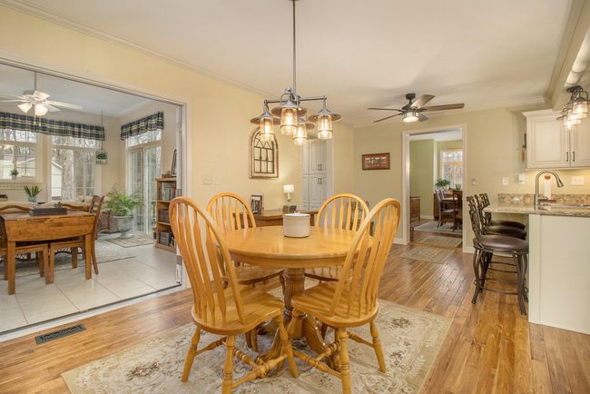 Kitchen Eating | Image 12