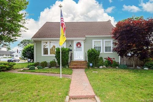 100 Laux Pl, North Bellmore, NY, 11710-2028 | Card Image