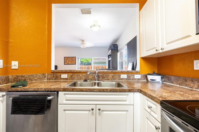 5000 Sw 136 Th Ave, Townhouse with 3 bedrooms, 3 bathrooms and null parking in Miramar FL | Image 6