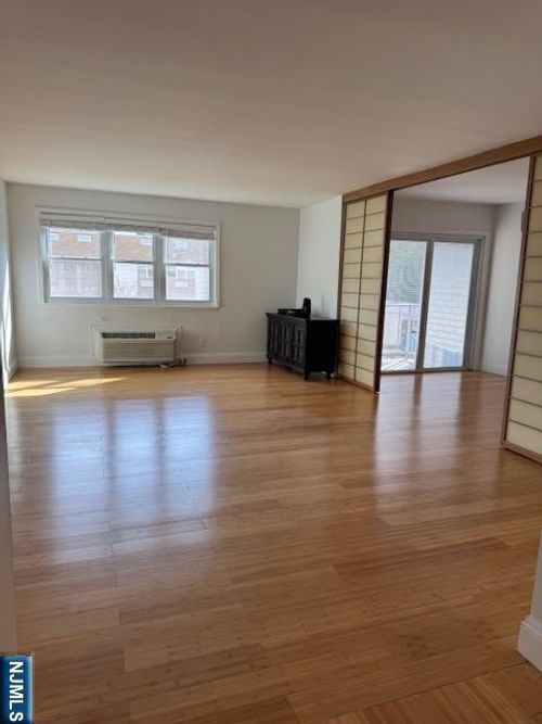 1111 River Rd, Edgewater, NJ, 07020-1335 | Card Image