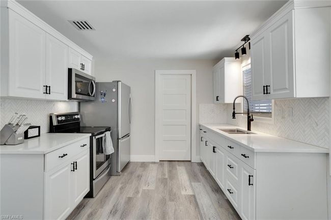 986 Coconut Cir W, House other with 3 bedrooms, 1 bathrooms and null parking in NAPLES FL | Image 7