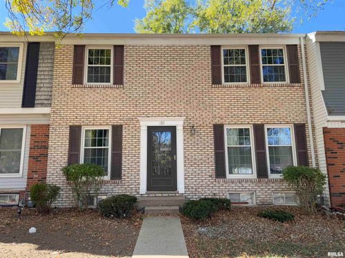 130 S Yorktown Rd, Macomb, IL, 61455-9404 | Card Image