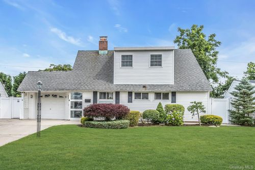 9 Deep Ln, Wantagh, NY, 11793-1805 | Card Image