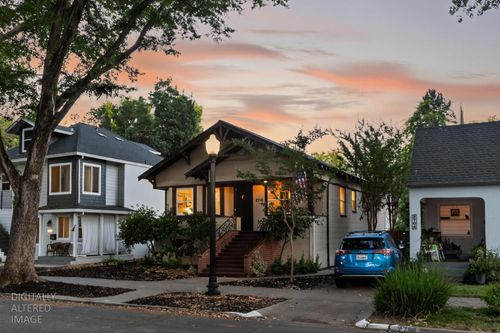 2710 D St, Sacramento, CA, 95816-3218 | Card Image