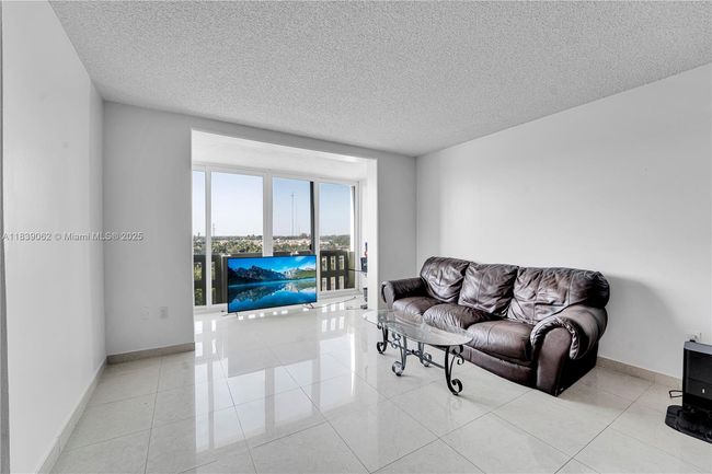 APT-704 - 919 Hillcrest Dr, Condo with 2 bedrooms, 2 bathrooms and null parking in Hollywood FL | Image 7