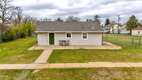 916 1st Ave E, New England, ND, 58647-7114 | Card Image