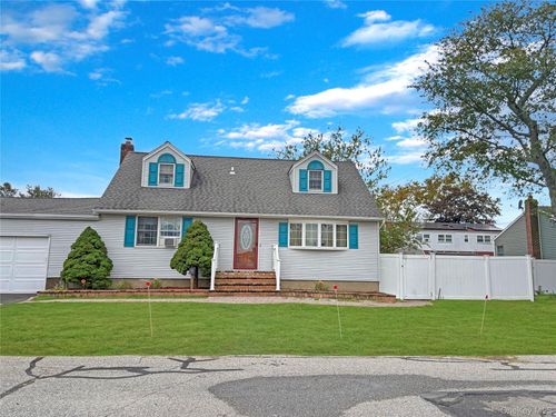 573 5th St, Lindenhurst, NY, 11757-4628 | Card Image