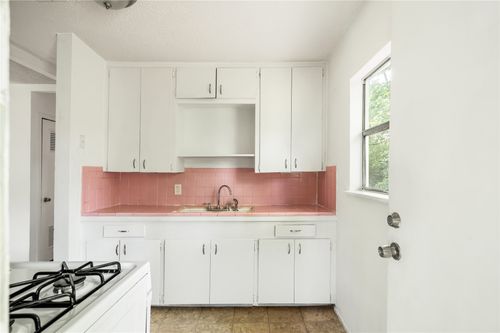 b-918 E 50th St, Austin, TX, 78751-2704 | Card Image